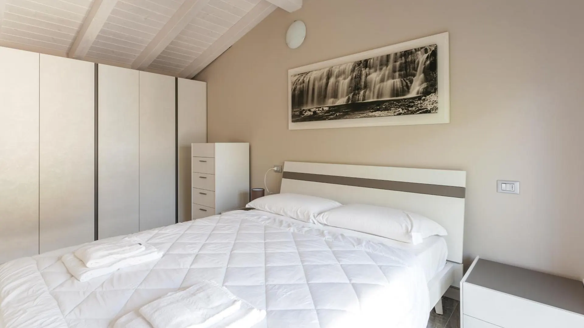 Garibaldi Apartments 데센자노델가르다 0*,