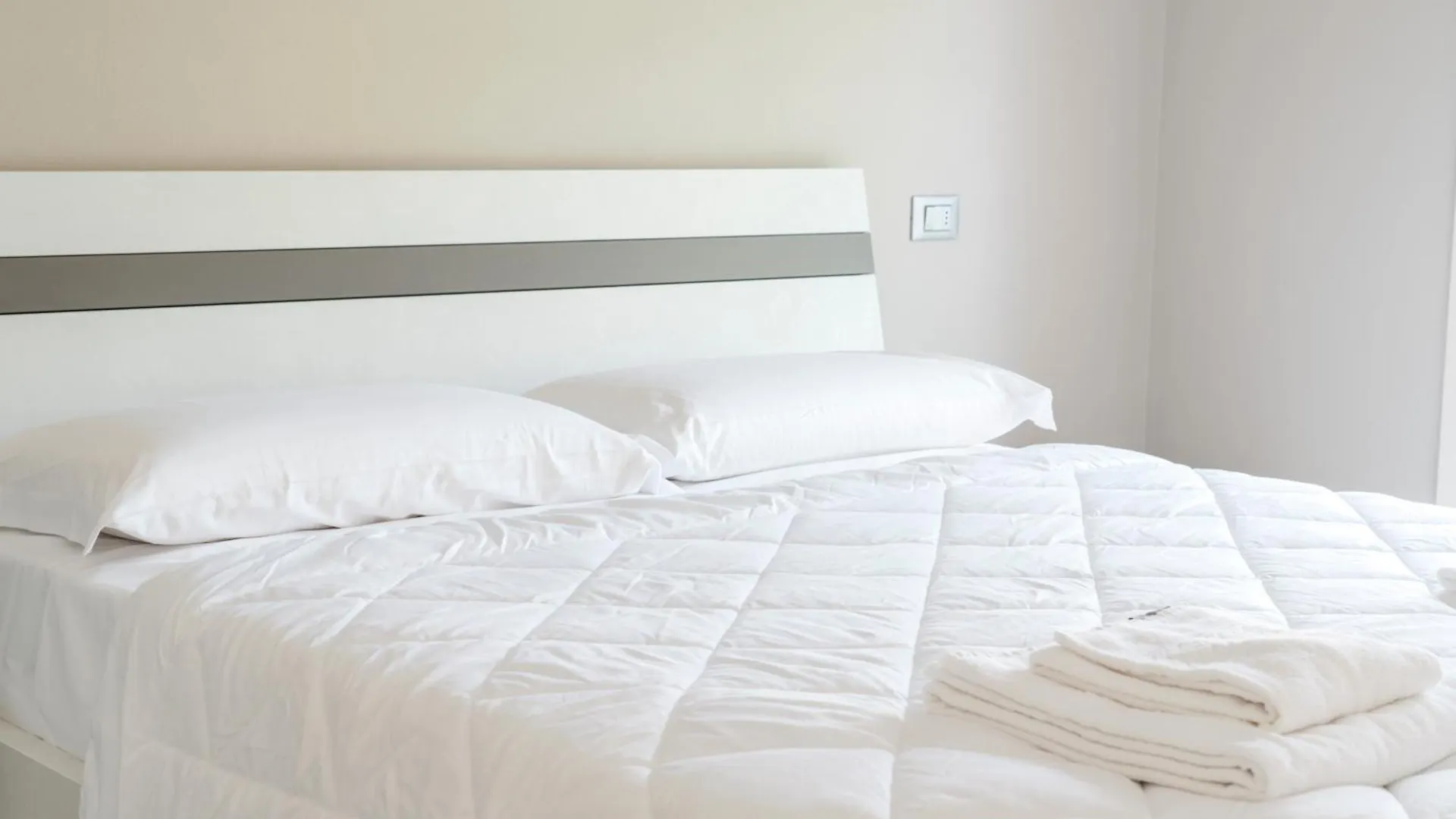 Garibaldi Apartments 데센자노델가르다 0*,  이탈리아